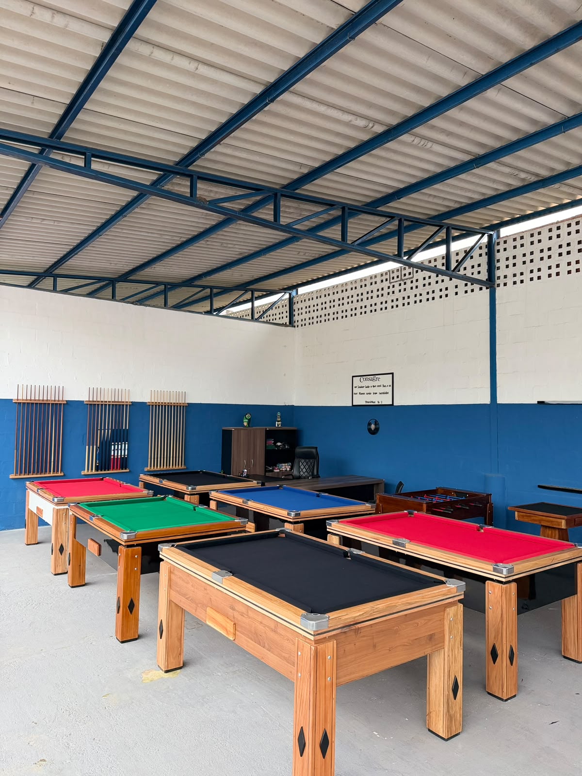 Showroom da fábrica com várias mesas de sinuca prontas