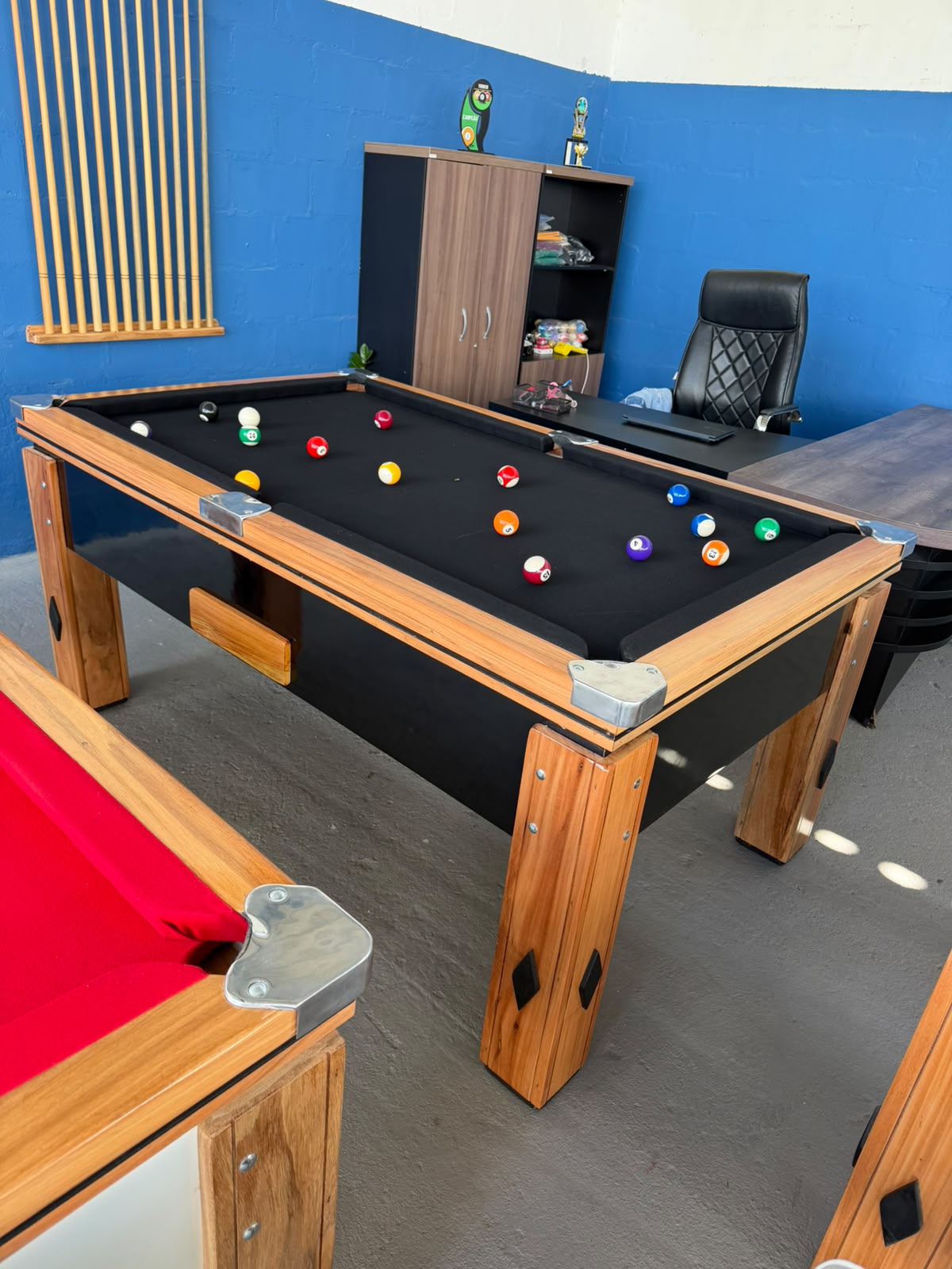 Mesa de sinuca com tecido preto e bolas sobre a mesa
