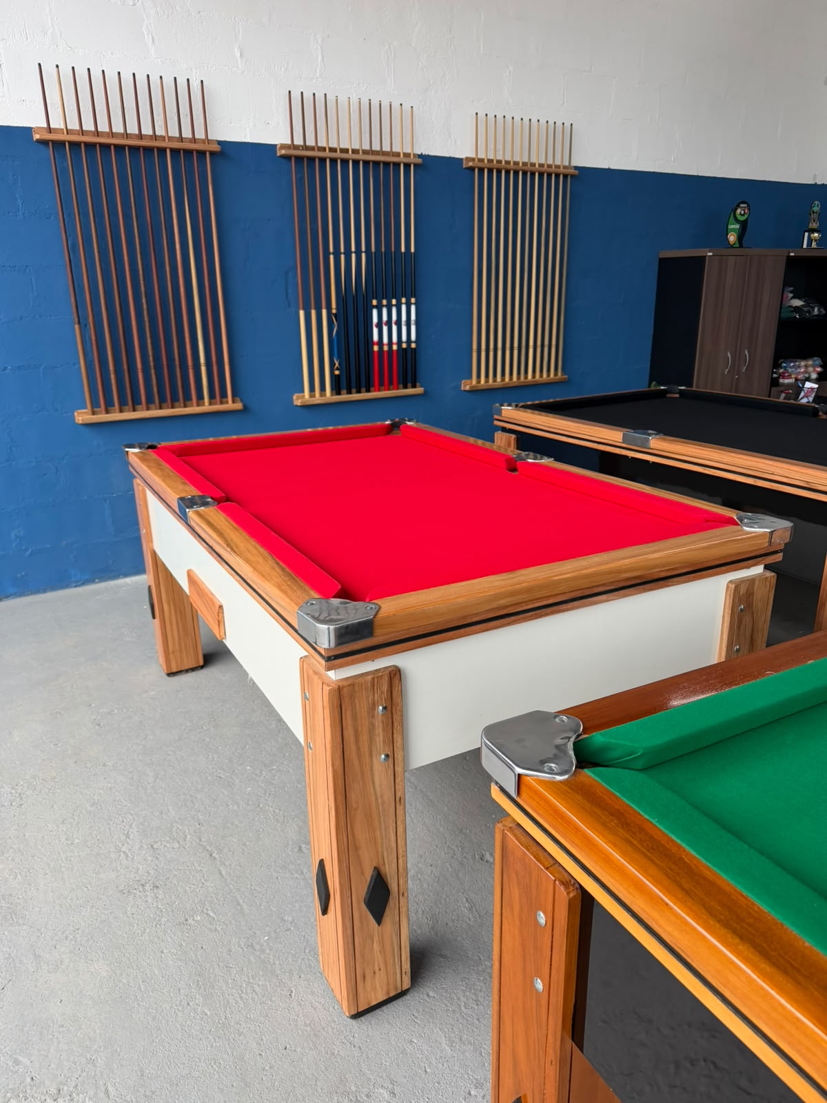 Mesa com tecido vermelho